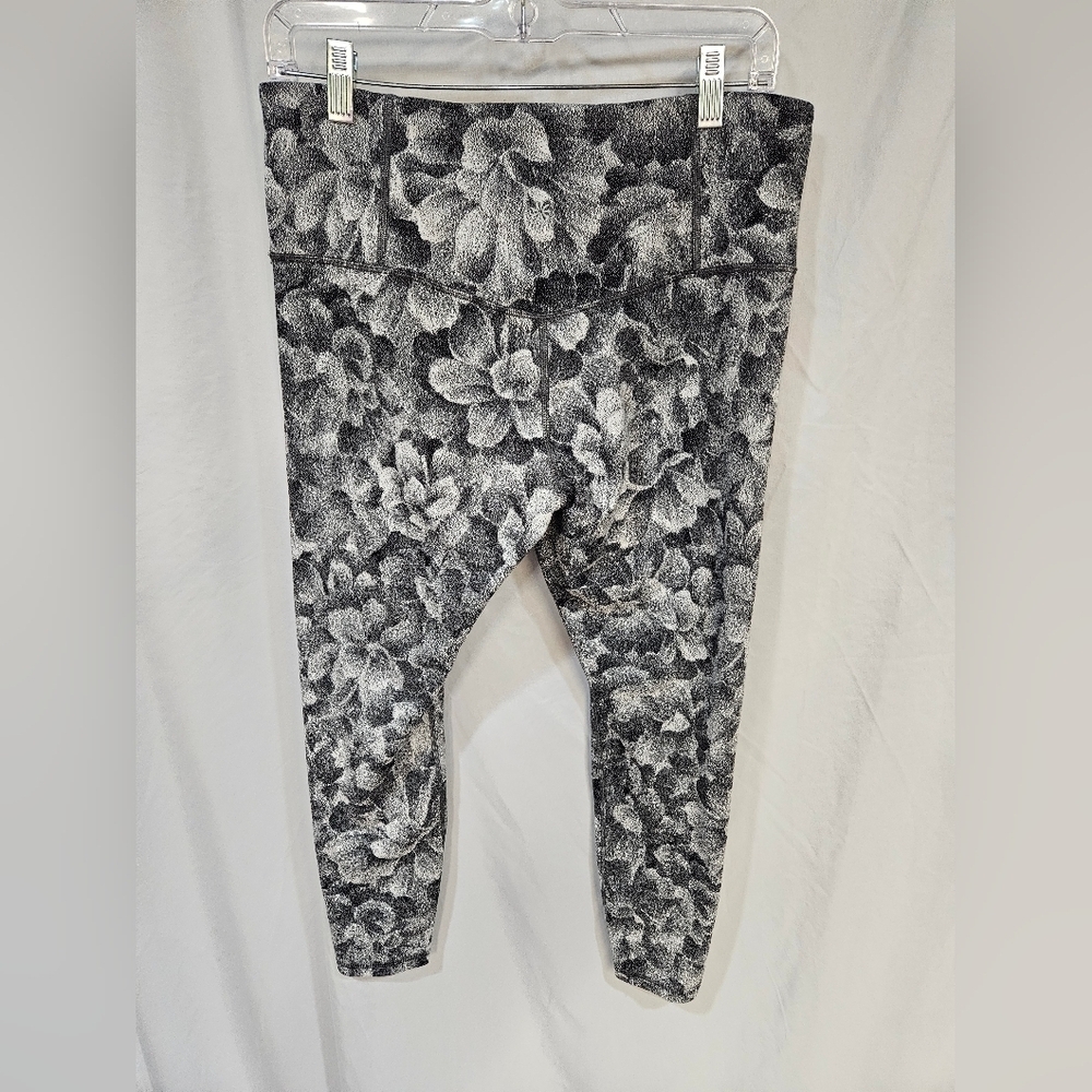 Athleta Elation Textured Leggings Chakra Floral Black Seasalt Womens Small Large